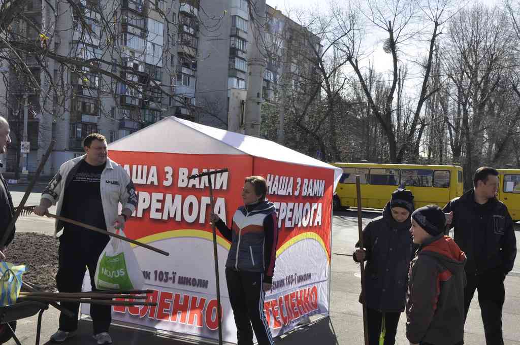 Кияни озеленили прибудинкову територію двох мікрорайонів