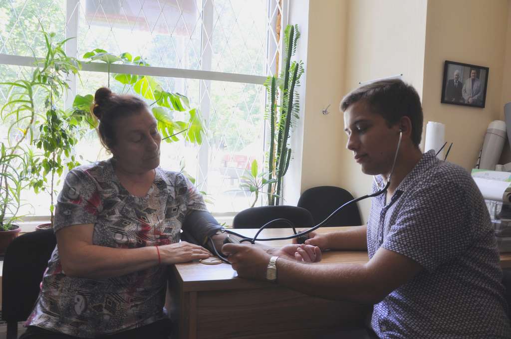В громадській приймальні на ДВРЗ можливо безкоштовно виміряти тиск та випити холодної води