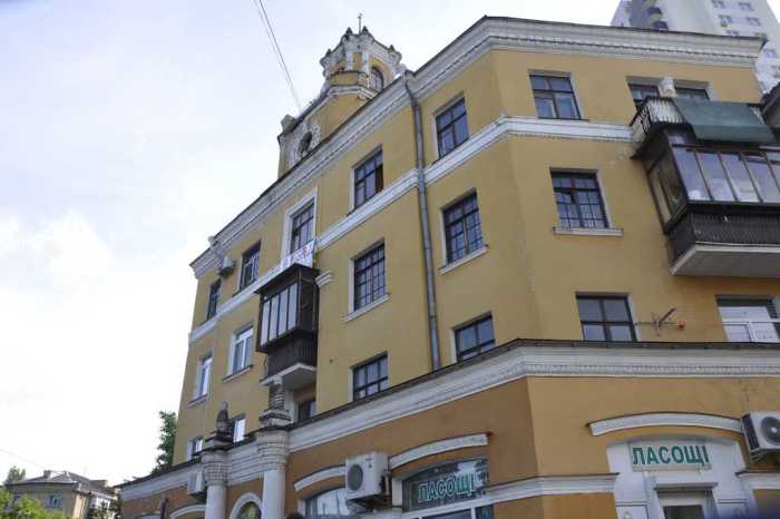 В одному з найстаріших будинків ДВРЗ встановили сучасні вікна