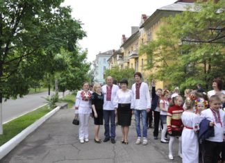 Парад вишиванок в мікрорайоні ДВРЗ (фото)
