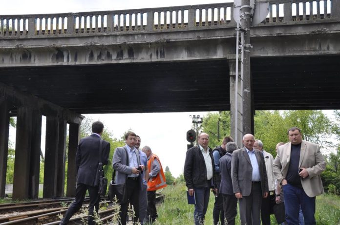 Павло Тесленко біля шляхопроводу Алма-Атинська