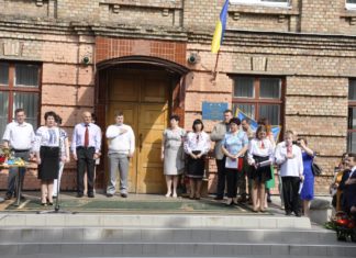 Депутат Київради Павло Тесленко привітав учнів школи №103 з останнім дзвоником (фото)