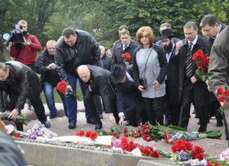 75-і роковини трагедії у Бабиному Ярі: депутати Київради вшанували пам’ять загиблих