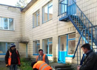 В садочку 701 ліквідовано причину просідання асфальту біля каналізаційних колодязів