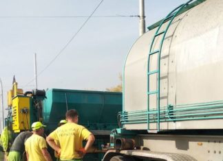 Павло Тесленко: Під час капітального ремонту на шляхопроводі працівники «Київатодор» використовують новий тип асфальту, який здатний витримувати підвищені навантаження