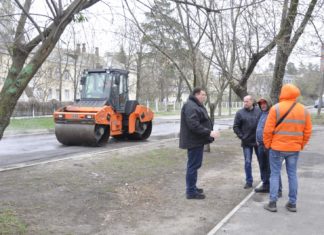 Біля лікарні №11 проводять ремонт асфальтового покриття