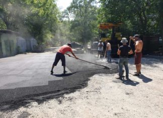 Покриття проїжджої частини вулиці Празької укладають асфальтом