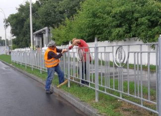 Вулицю Алматинську вздовж проїжджої частини облаштовують секціями направляючої пішохідної огорожі