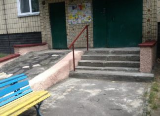 В мікрорайоні ДВРЗ провели ремонтні роботи — відремонтовані чотири вхідні групи, відновлені водостічні труби і ліквідовані ями