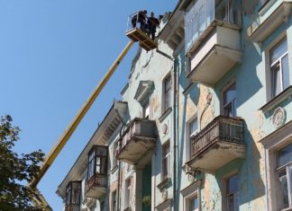 В 5 будинках мікрорайону ДВРЗ за допомогою спецтехніки проведено поточний ремонт елементів покрівлі