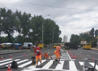 Біля Центру культури Дніпровського району наносять пішохідну розмітку холодним пластиком